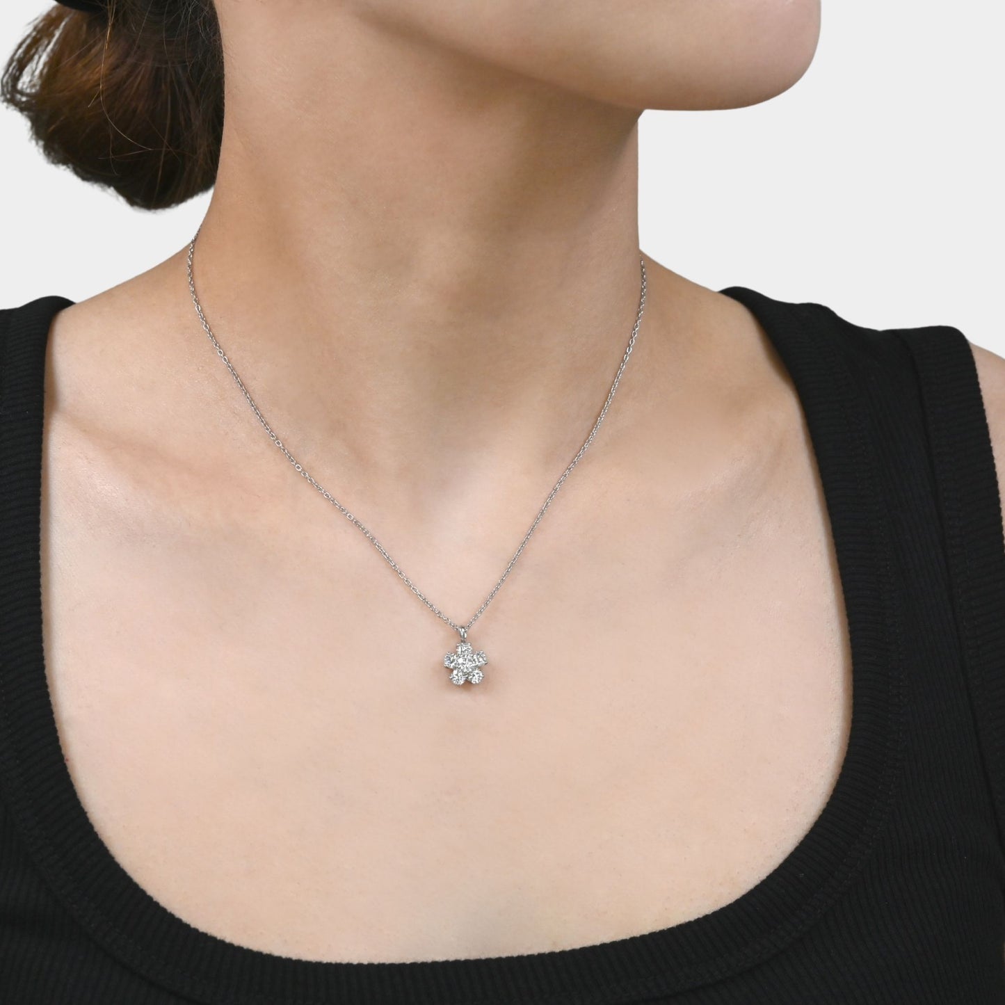Pure bloom diamond pendant
